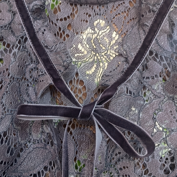 White House Black Market 2 Piece Smoky Orchid Lace High Neck Shell Ex Small Pet - Picture 2 of 10